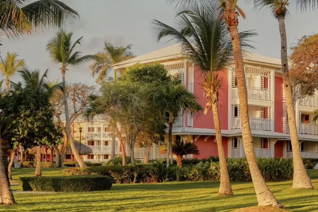 Blick auf das stilvolle Hauptgebäude des Club Med Resorts Punta Cana - buchbar für einen exklusiven Cluburlaub bei Fenners Reisen!