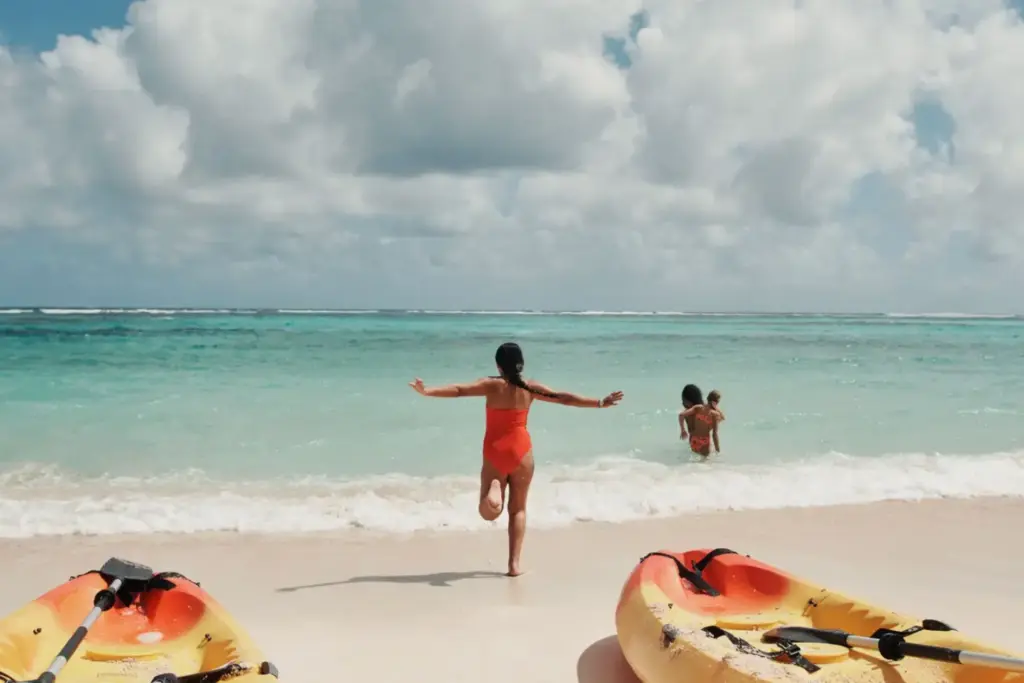 Kinder spielen am Strand vor dem Club Med Resort Punta Cana - im gehobenen Club-Urlaub kommt die ganze Familie auf ihre Kosten! Katharina Fenners berät Sie individuell