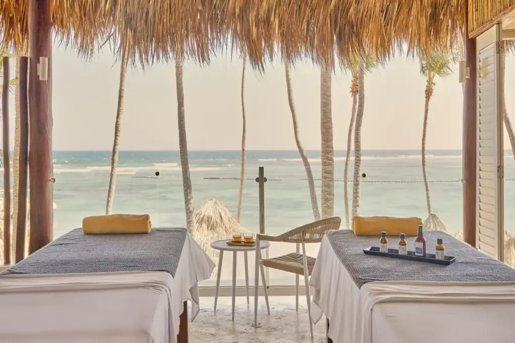 Entspannungsliegen mit Blick auf einen paradiesischen Strand - im gehobenen Cluburlaub finden Gäste das richtige Maß an Entspannung, Sport und Kulinarik. Katharina Fenners kennt die besten Resorts und organisiert Ihren maßgeschneiderten Cluburlaub!