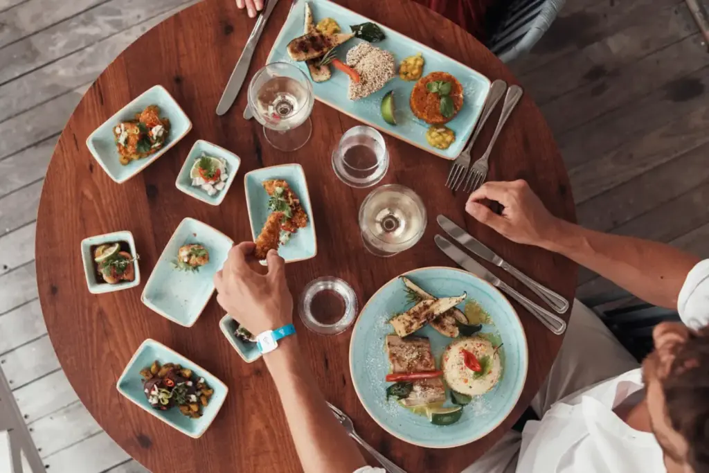 Kulinarische Köstlichkeiten in stilvollen Schalen - dass All-Inclusive-Küche hervorragend schmecken kann, beweisen die gehobenen Club-Resorts des Club Med. Lassen Sie sich individuell beraten von Katharina Fenners, Ihrer Expertin für anspruchsvollen Club-Urlaub!