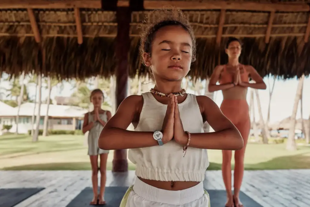 Kinder beim Yoga im Club Med Resort - der gehobene Club-Urlaub hält für die ganze Familie viel Abwechslung bereit! Buchen Sie einen Familienurlaub im Club-Resort bei Fenners Reisen!
