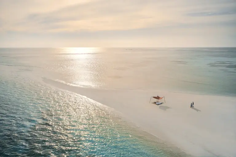 Picknick auf einer einsamen Sandbank im Rahmen eines Privatinsel-Urlaubs. Sie möchten auch eine Privatinsel mieten, für eine Feierlichkeit, ein Event oder eine besondere Auszeit? Privatinsel-Expertin Katharina Fenners berät Sie individuell.