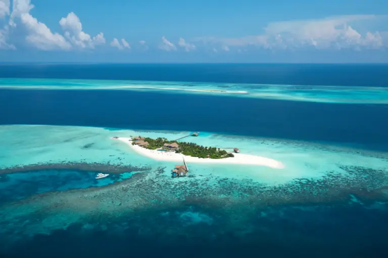 Blick aus der Luft auf die Privatinsel Voavah auf den Malediven, nur umgeben vom tiefblauen Ozean - mieten Sie eine Privatinsel, exklusiv bei Fenners Reisen, und kommen Sie in den Genuss völliger Abgeschiedenheit!