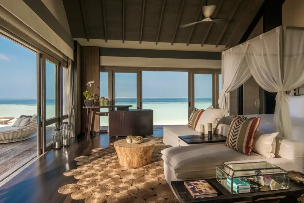 Blick in eine stilsicher möblierte Residenz direkt am einsamen Sandstrand - im Privatinsel-Urlaub gehören Ihnen exklusive Villen und viele Hektar Land ganz allein. Privatinsel-Expertin Katharina Fenners berät Sie individuell.