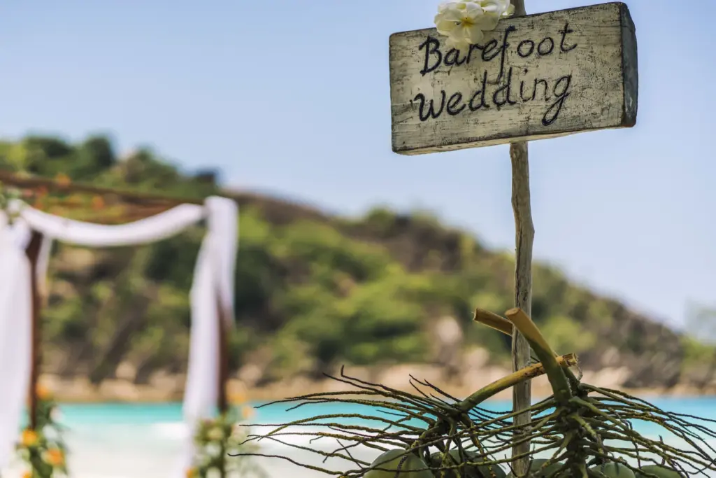 Ein Schild mit der Aufschrift Barefoot Wedding. Barfußhochzeiten auf den Trauminseln im Indischen Ozean werden von Katharina Fenners professionell und nach Maß für Sie arrangiert. Kontaktieren Sie die Reiseexpertin für ein kostenloses Erstgespräch!