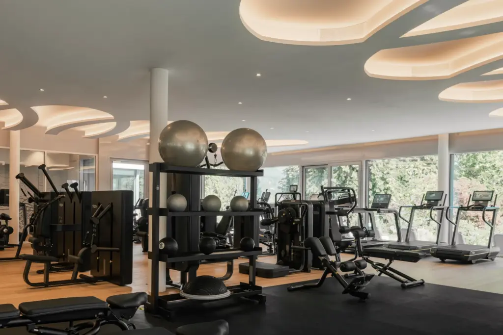Das gut ausgestattete Fitnessstudio des Chenot Palace Weggis. Katharina Fenners organisiert Ihren Gesundheitsurlaub in die Schweiz!