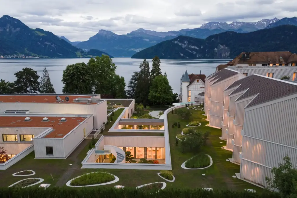 Blick auf das Wellnessresort Chenot Palace Weggis in spektakulärer Panoramalage zwischen Bergen und See, buchbar für Ihre individuelle Wellnessreise bei Katharina Fenners, Ihrer Expertin für Gesundheitsurlaub mit Niveau