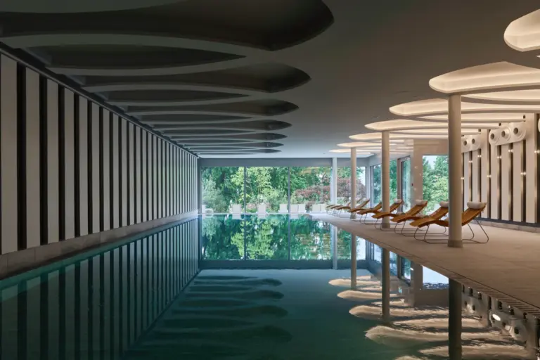 Die luxuriöse Poollandschaft des Chenot Palace Weggis in der Schweiz. Das Resort ist buchbar für Ihren exklusiven und individuellen Gesundheitsurlaub bei Fenners Reisen