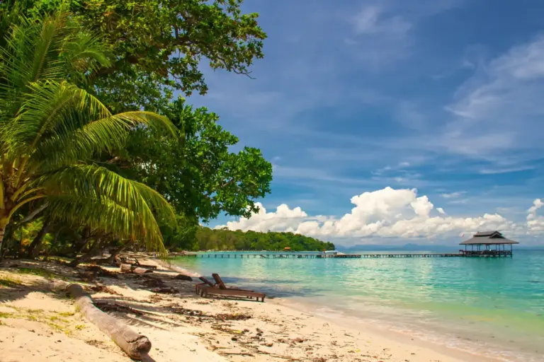 Ein paradiesischer Strand auf der indonesischen Insel Bali, die von ruhigen Buchten bis hin zu lebhaften Partystränden alles zu bieten hat.