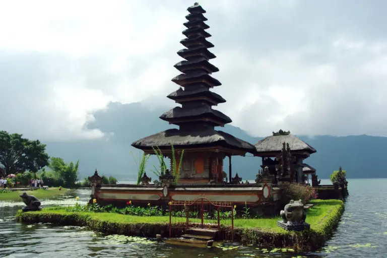Ein balinesischer Tempel, der auf der Wasseroberfläche zu schwimmen scheint - auf der Trauminsel Indonesiens gibt es viel zu entdecken. Bali-Expertin Katharina Fenners hat die besten Tipps für eine außergewöhnliche Rundreise.