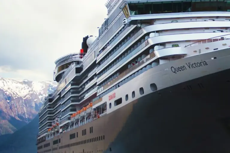 Blick auf die elegante Queen Victoria, ein Megaliner der prestigeträchtigen Reederei Cunard - buchbar für Ihre individuelle Kreuzfahrt bei der Expertin Katharina Fenners