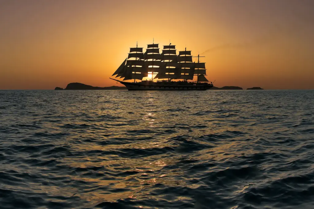 Starclippers-Kreuzfahrtschiff im Sonnenuntergang. Bei Fenners Reisen können Sie auch Kreuzfahrten und Segeltörns auf besonderen mittelgroßen Schiffen buchen! Katharina Fenners berät Sie individuell!