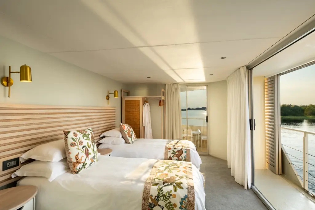 Edle Innenkabine der Zambezi Queen Collection - diese Kreuzfahrt ist ein echtes Once in a Lifetime Abenteuer und kann bei Fenners Reisen gebucht werden!