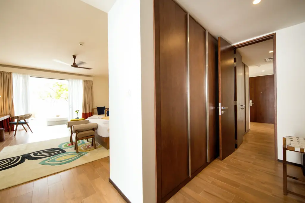 Viel Platz für die ganze Familie bieten die Klassik-Familienzimmer des ROBINSON Noonu, buchbar für Ihren Malediven Familienurlaub bei Fenners Reisen