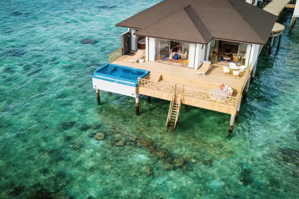 Exklusive Wasservilla eines Clubresorts auf den Malediven, buchbar für Ihren Malediven-Luxusurlaub mit bestem Preis-Leistungs-Verhältnis bei Fenners Reisen.