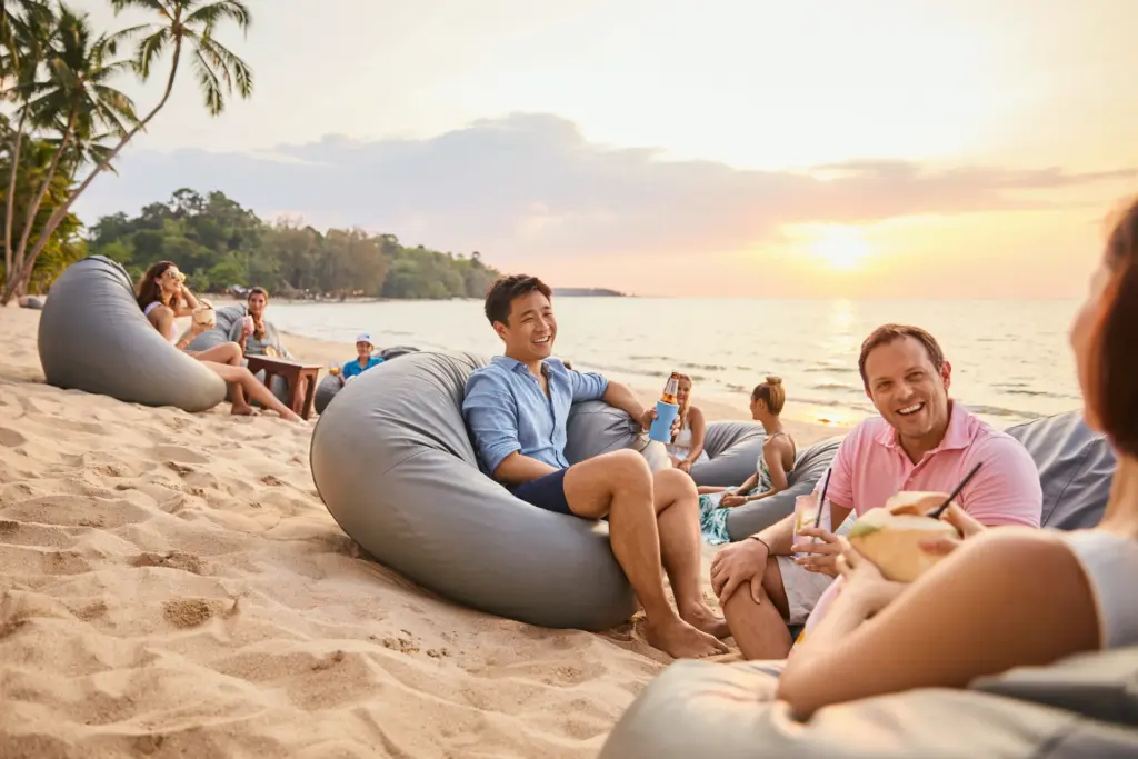 Typisch ROBINSON - die Sitzsäcke am Strand laden zu geselligen Momenten ein. Buchen Sie einen unvergesslichen ROBINSON Urlaub bei Fenners Reisen!