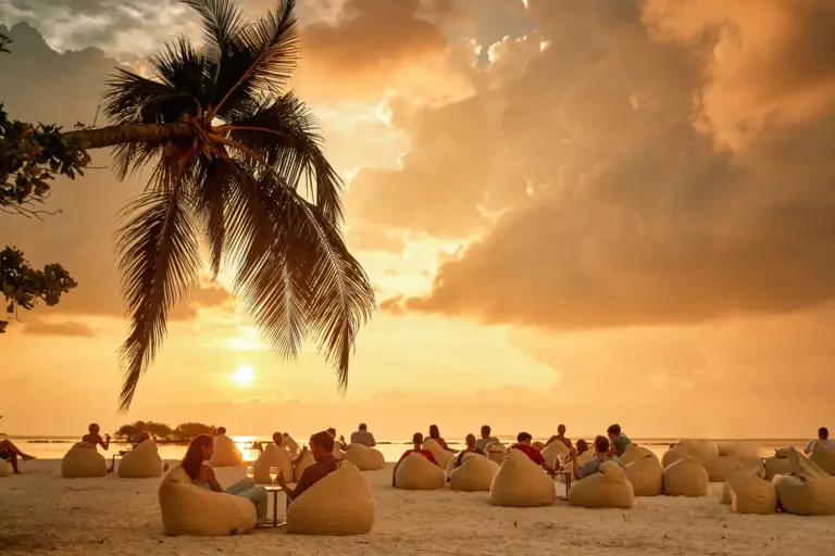 Die typischen ROBINSON Sitzsäcke im goldenen Sonnenuntergang am maledivischen Traumstrand - verwirklichen Sie Ihren Maledivenurlaub im besonderen Clubresort mit der Malediven-Expertin Katharina Fenners!