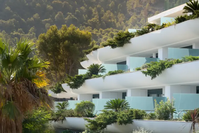 Geschwungene Linien prägen das fulminante Design der SHA Wellness Clinic Spain. Buchen Sie einen einzigartigen Gesundheitsurlaub nach Maß bei Fenners Reisen!