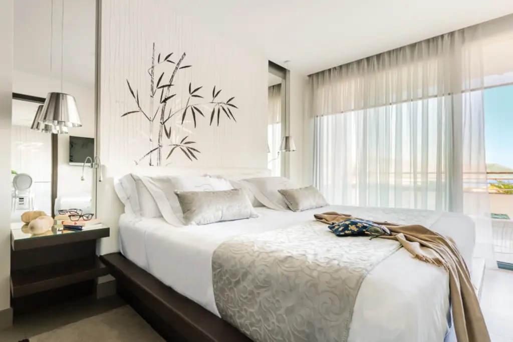 Elegante Akzente prägen die luxuriösen Superior Suiten der SHA Wellness Clinic in Alicante, die bei Fenners Reisen gebucht werden können