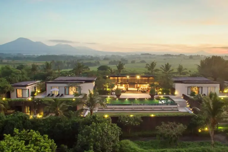 Blick auf eine private Luxusvilla auf Bali, Indonesien. Sie möchten eine intime Villa mieten, als exklusives Feriendomizil? Katharina Fenners kennt die besten Villen weltweit, berät Sie individuell und gestaltet Ihren Aufenthalt maßgeschneidert und ganz nach Bedarf.