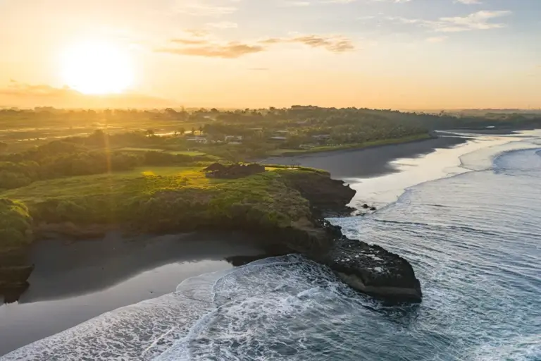 Die Brandung des Ozeans tost um eine Luxusvilla auf einer Landzunge, während im Hintergrund die Sonne untergeht. Sie möchten eine Luxusvilla mieten, vielleicht sogar direkt am Meer? Kein Problem - Katharina Fenners kennt die besten Feriendomizile weltweit, ob intim, bestens gelegen oder ultraluxuriös. Einfach anrufen und kostenlos beraten lassen!