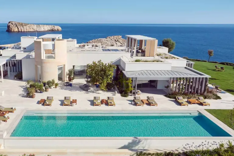 Eine Luxusvilla auf einer Privatinsel direkt vor Ibiza - exklusiv mietbar bei Fenners Reisen!