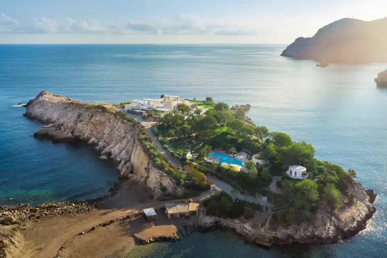 Eine Privatinsel vor Ibiza, umrahmt von glitzerndem Meer - exklusiv mietbar für Ihren intimen Luxusurlaub bei Fenners Reisen.