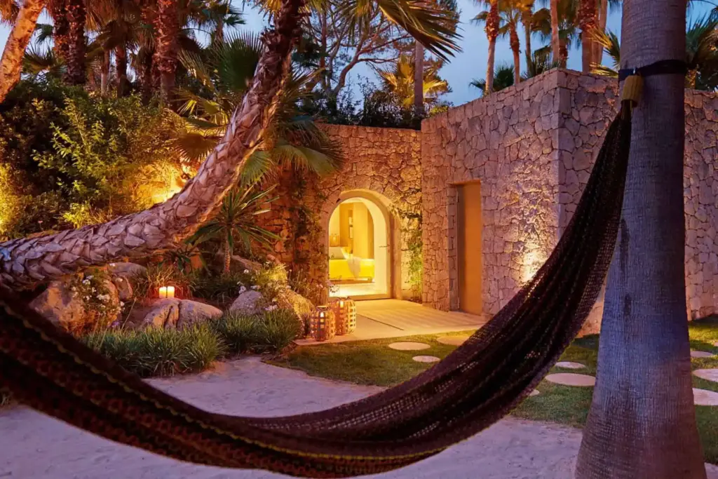 Eine Hängematte vor einem steinernen Anwesen, idyllisch beleuchtet in der Abenddämmerung - mieten Sie Ihre perfekte Ferienvilla bei Fenners Reisen, in Europa und weltweit!