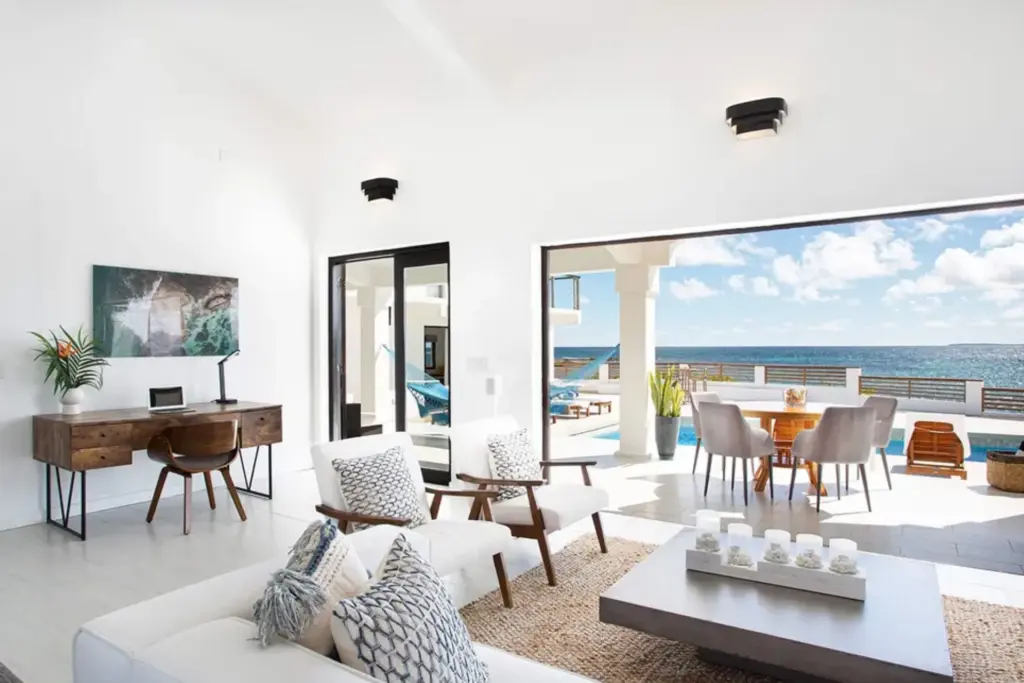 Helle Möbel, klare Linien und natürliche Materialien wie Holz und Stein prägen das Interieur dieser Luxusvilla, buchbar bei Fenners Reisen.