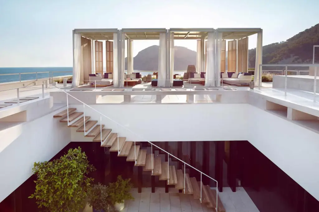 Auf dem Dach einer monumentalen Luxusvilla thront dieser luftige Pavillon, verbunden mit dem Untergeschoss durch eine schwebende Treppe. Elegante Villen, ob eingegliedert in ein Resort, abgeschieden in der Natur oder völlig intim auf der eigenen Insel, können Sie direkt bei der Villen-Expertin Katharina Fenners mieten!