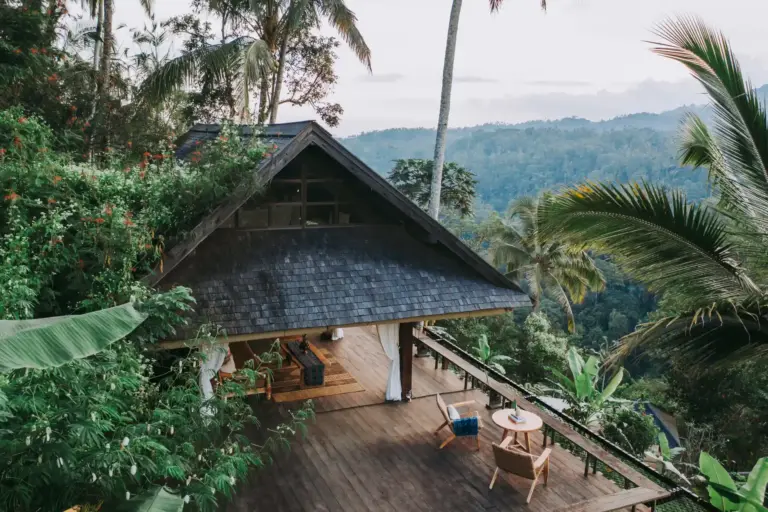 Dieses luxuriöse "Bale" mitten im Urwald kommt ganz ohne Wände und Türen aus - eine der nur sechzehn exklusiven Luxusunterkünfte des Buahan, A Banyan Tree Escape - buchbar für Ihre außergewöhnliche Bali Rundreise mit Once In A Lifetime Charakter bei Fenners Reisen!