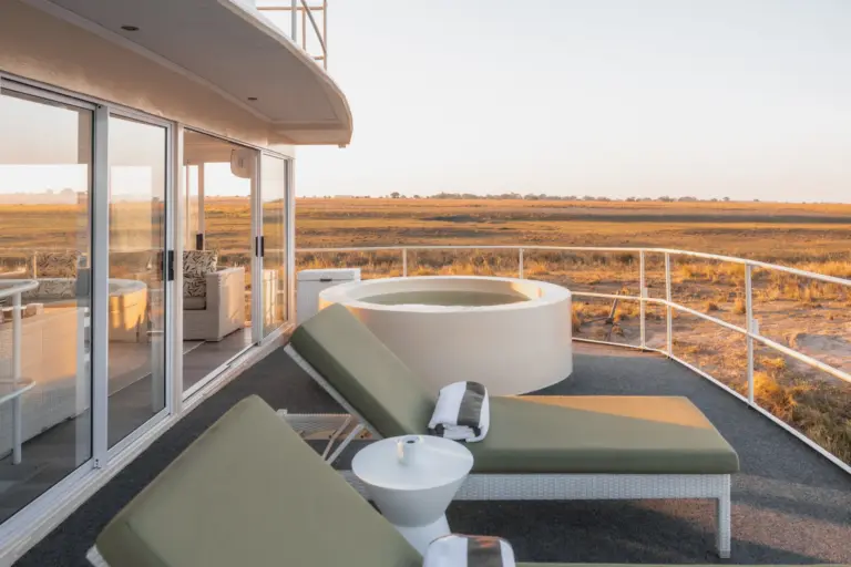 Ein Schiffsdeck mit Liegen und kreisrundem Whirlpool - die Chobe Princess Schiffe sind die kleine, intimere Schwester der Zambezi Queen. Buchen Sie ein unvergessliches Botswana Abenteuer bei Fenners Reisen!