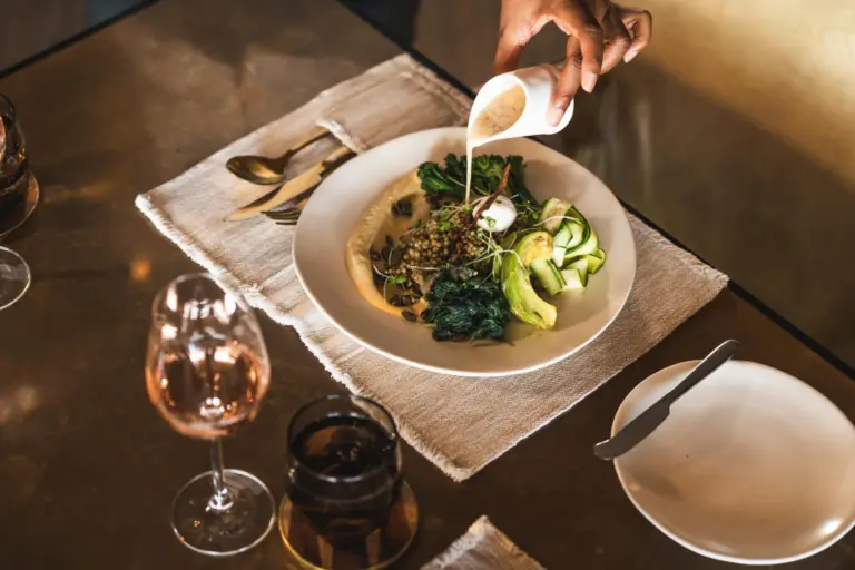 Ein angerichteter Teller mit Hirse, viel Gemüse und feinen Pasten - die Küche Botswanas ist vielseitig und zählt zu den überraschenden Highlights jeder Rundreise oder Safari! Buchen Sie ein individuelles Botswana Reisepaket bei Fenners Reisen!