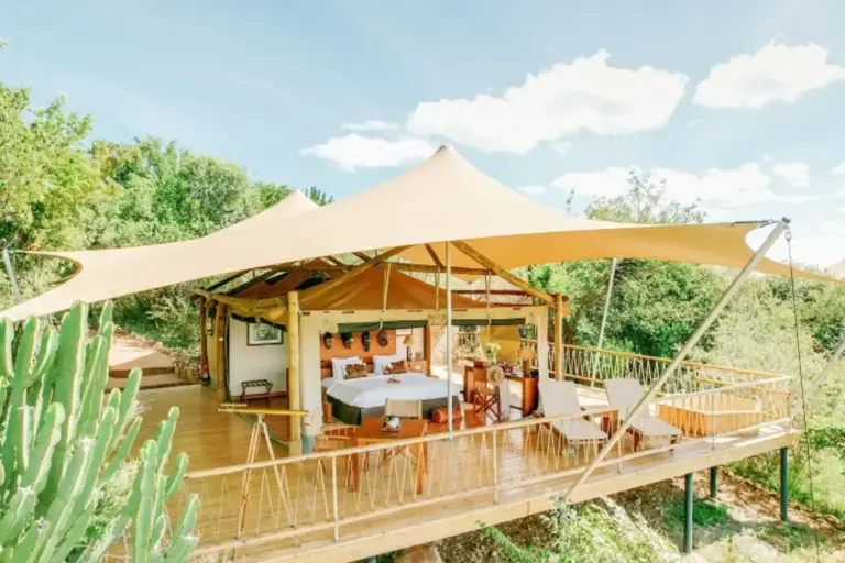 Zeltsuite des luxuriösen Mara Bushtops Camps mit Blick über die Masai Mara - buchbar für Ihre exklusive Kenia Reise mit Safari bei Fenners Reisen!