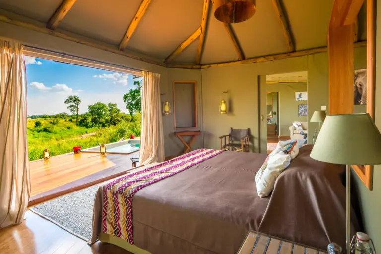 Blick aus einer Zeltsuite mit Pool - das Sala's Camp lässt keinen Komfort vermissen und bietet direkte Ausblicke auf die weiten Ebenen der Masai Mara, wer Glück hat, erlebt die Große Migration aus nächster Nähe! Jetzt individuell bei Fenners Reisen buchen!