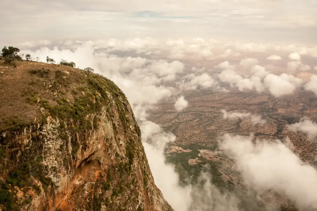 Imposanter Felsen bei Sasaab in Kenia - kontrasreiche Landschaften, vielfältige Flora und Fauna und kulturelle Highlights erleben Sie auf Ihrer Kenia Reise mit Safari, individuell buchbar bei der Kenia-Expertin Katharina Fenners.