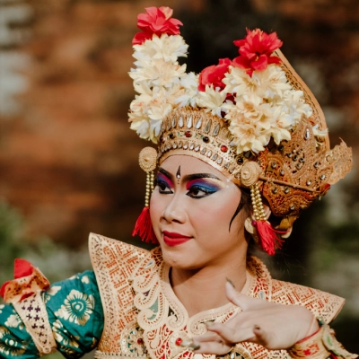Eine traditionell gekleidete balinesische Tänzerin - Fenners Reisen ermöglicht individuelle Traumreisen nach Bali, maßgeschneidert nach persönlichem Wunsch. Jetzt beraten lassen!