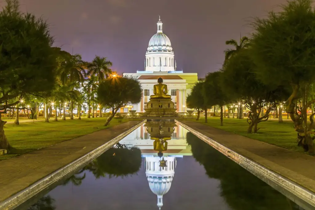 Das Bild zeigt den Viharamahadevi Park in Colombo, Sri Lanka, bei Nacht - entdecken Sie die antike Gewürzmetropole und ihre vielgestaltige Kolonialgeschichte im Rahmen einer individuellen Erlebnisreise nach Sri Lanka mit Fenners Reisen.