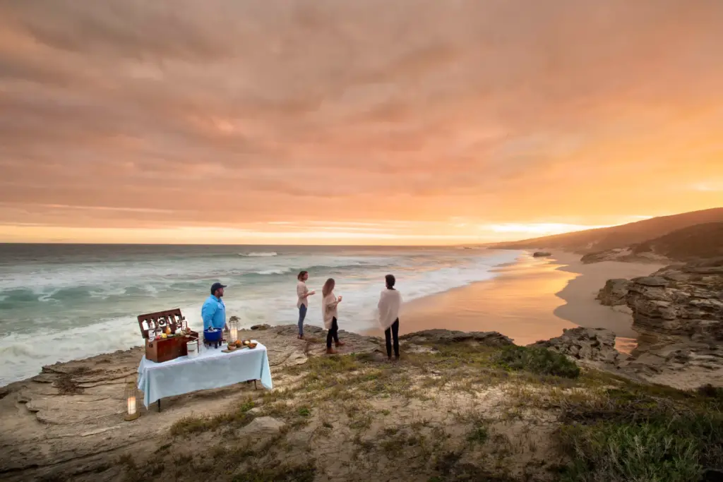 Dinner-Erlebnis an der traumhaft wilden Küste der Lekkerwater Beach Lodge, individuell buchbar für Ihren besonderen Südafrikaurlaub bei Fenners Reisen!