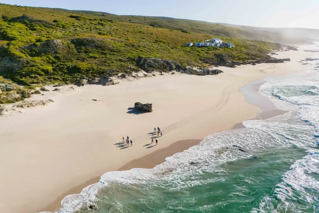 Das Bild zeigt die Lekkerwater Beach Lodge im De Hoop Nature Reserve in Südafrika - individuell buchbar für einen vielseitigen Urlaub in Südafrika bei Fenners Reisen!