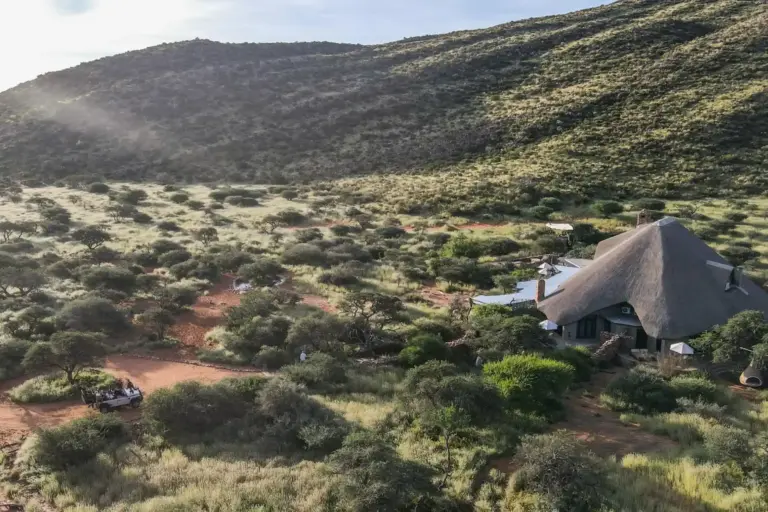 Weite Landschaften in Ocker und Grün umgeben die einzigartige Tswalu Tarkuni Villa. Sie bietet fünf luxuriöse Suiten, einen großen Pool und absolute Privatsphäre mit eigenem Personal und herzlichem Service nach individuellem Bedarf. Katharina Fenners berät Sie individuell und organisiert den Aufenthalt für Ihre Reisegruppe.