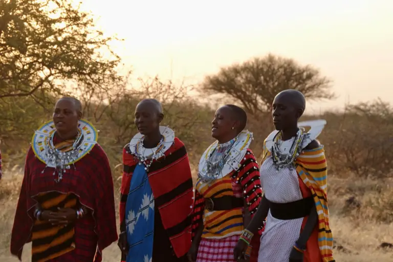 Bunt bekleidete Maasai-Frauen in der Serengeti - im Rahmen einer Fenners-Reisen-Erlebnisreise durch Tansania tauchen Gäste tief in die Landeskultur ein.