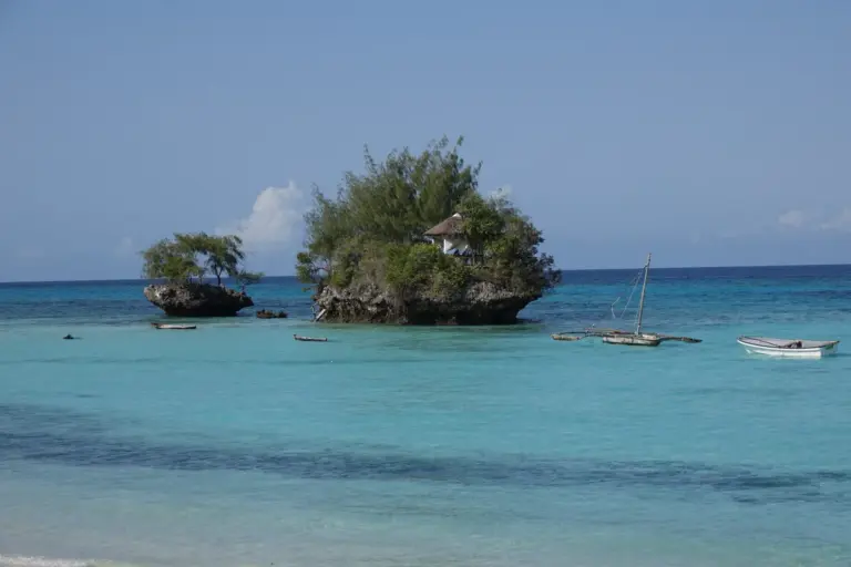 Winzige, vorgelagerte Insel beherbergen spektakuläre Villen, umrahmt vom blauen Indischen Ozean - erlebbar im The Aiyana Resort & Spa auf Pemba Island mit Fenners Reisen.