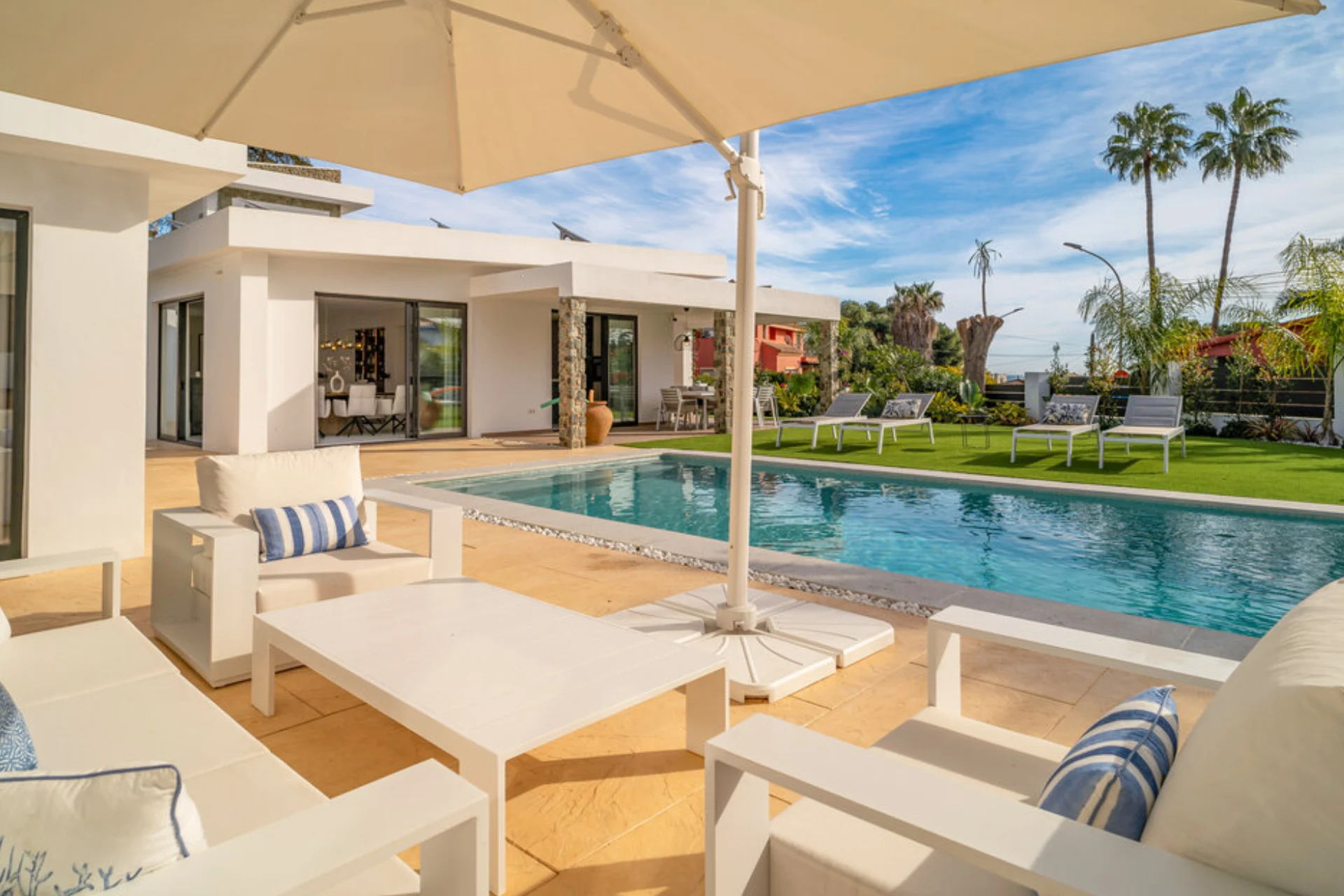 Ensemble aus 3 Luxusvillen rund um einen beheizten Pool in unmittelbarer Nähe zum Strand - mieten Sie diese andalusische Traumvilla für bis zu 12 Personen bei Fenners Reisen!