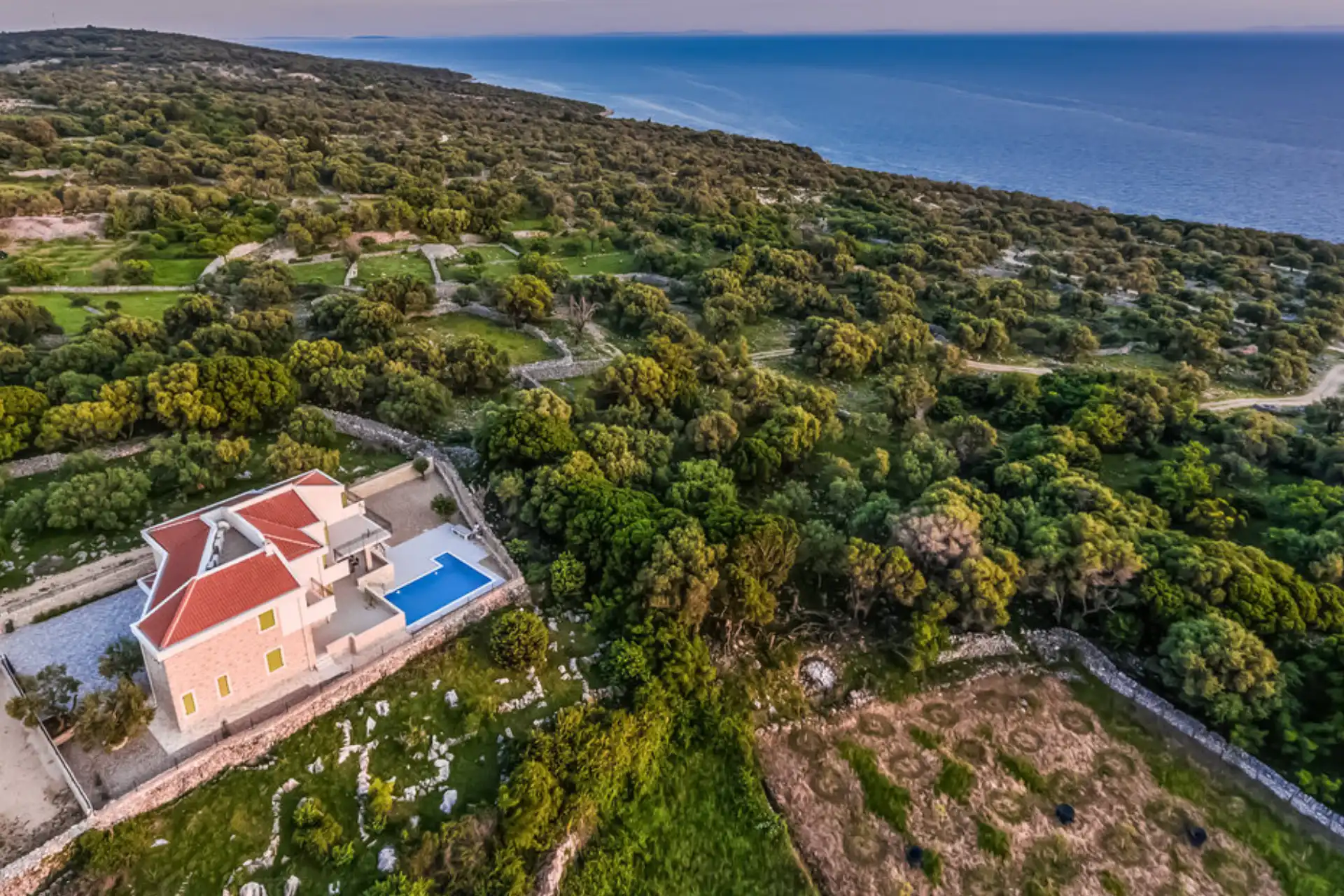 Ein Ferienhaus mit Meerblick auf der Insel Pag in Kroatien, exklusiv buchbar für 6 Erwachsene bei Fenners Reisen!