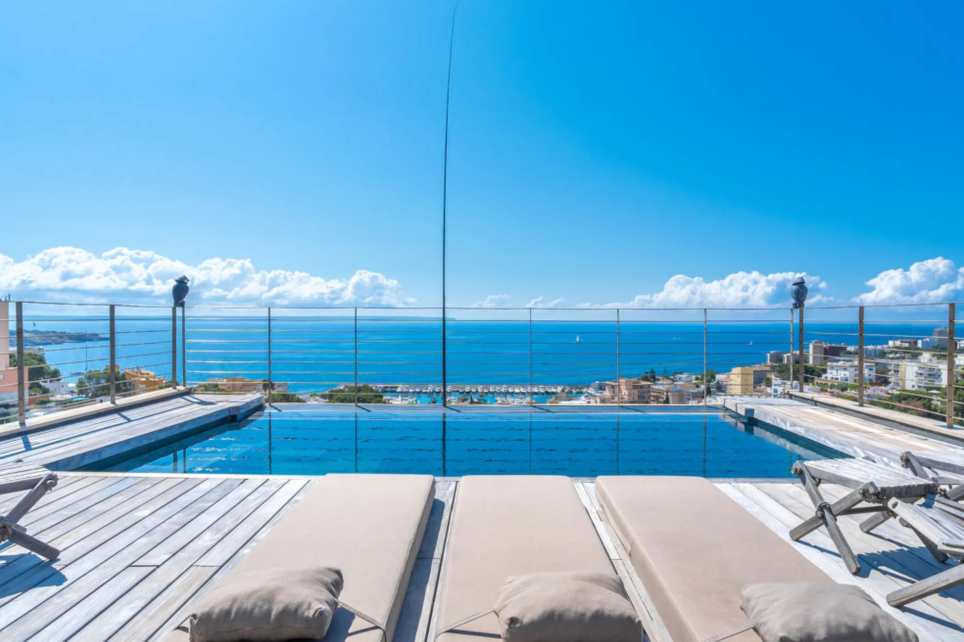 Stilvoller Außenpool mit weitem Blick über das Meer - mieten Sie diese prachtvolle Villa für bis zu 8 Erwachsene bei Villen-Expertin Katharina Fenners!