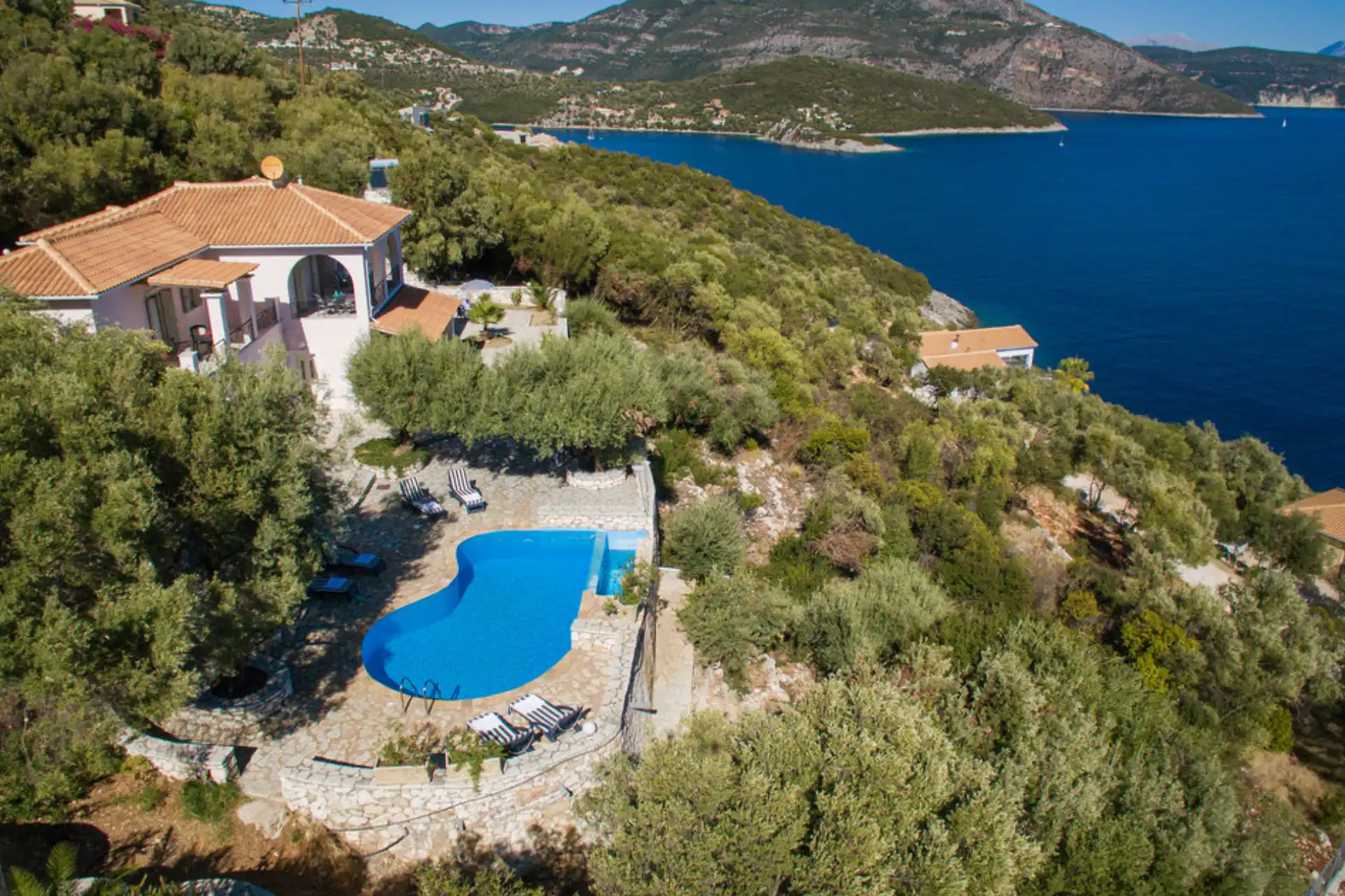Ein Ferienhaus mit Pool an einem der schönsten Orte Lefkadas in Griechenland - jetzt diese Villa individuell bei Fenners Reisen buchen!