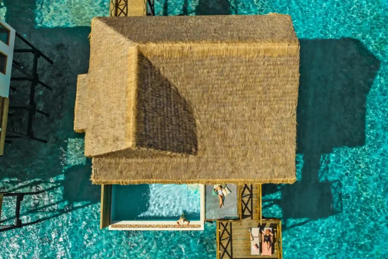 Blick auf eine Wasservilla des Bawe Island Resorts - individuell buchbar für Ihre Sansibar Reise bei Fenners Reisen!