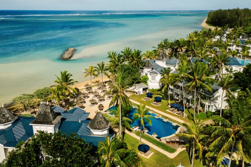 Blick von oben auf den exklusiven Adults Only Bereich des Heritage Le Telfair in Mauritius direkt am türkisen Strand in einem 2500 Hektar großen Naturreservat gelegen. Buchen Sie Ihren nächsten Traumurlaub auf Mauritius bei Fenners Reisen!