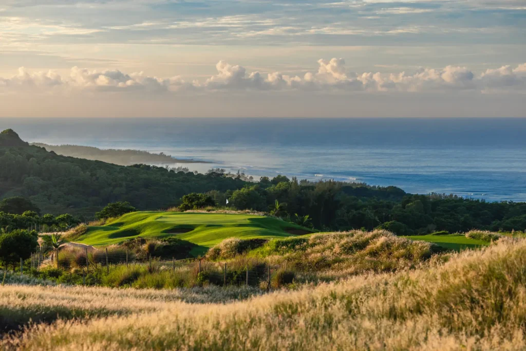 Traumhaft gelegen zwischen sanften Hügeln und dem schimmernden Meer ist der einzige Linksplatz am Indischen Ozean - der La Reserve Golf Links kann von Gästen des Heritage Le Telfair Golf und Wellness Resorts exklusiv bespielt werden. Jetzt Ihren unvergesslichen Golfurlaub Mauritius bei Fenners Reisen buchen!